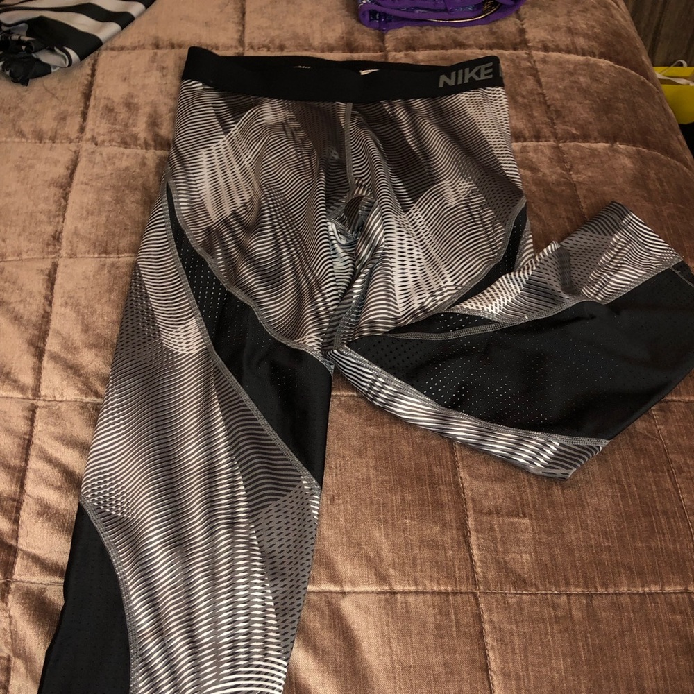 NIKE PRO CAPRI MED GREY AND BLACK LEGGINGS